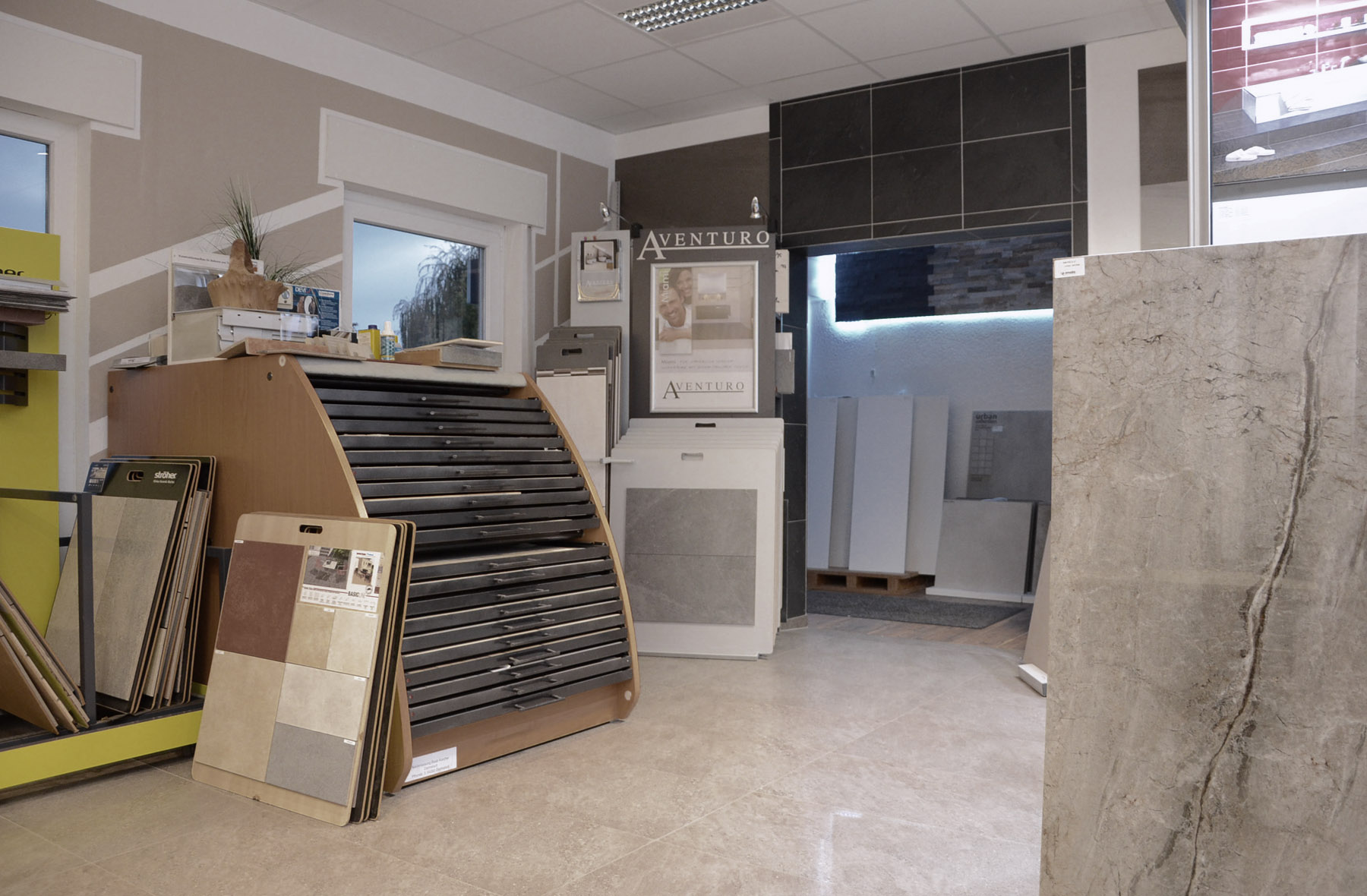 In unserem Ausstellungsraum in Griesheim präsentieren wir Ihnen die verschiedensten Boden- und Wandfliesen. Schauen Sie heute noch vorbei! In unserem Ausstellungsraum in Griesheim präsentieren wir Ihnen die verschiedensten Boden- und Wandfliesen. Schauen Sie heute noch vorbei!