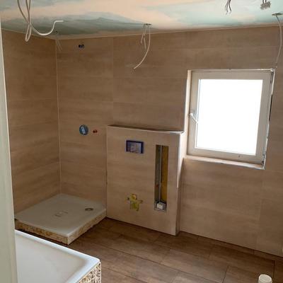 Badezimmer mit Natursteinverblender als Akzente
